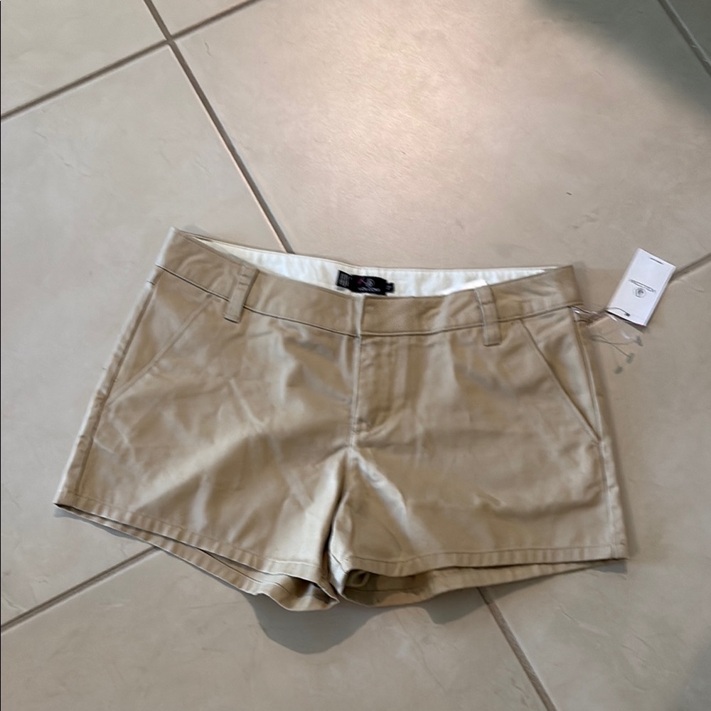 NWT $42 volcano shorts sz 27 beige 541